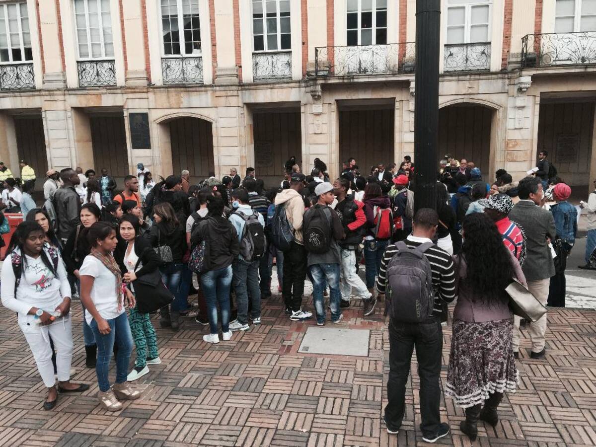 Desde las nueve de la mañana los afrocolombianos residentes en Bogotá realizan un plantón en la Plaza de Bolívar para pedir a las autoridades que aclaren estos recientes homicidios.