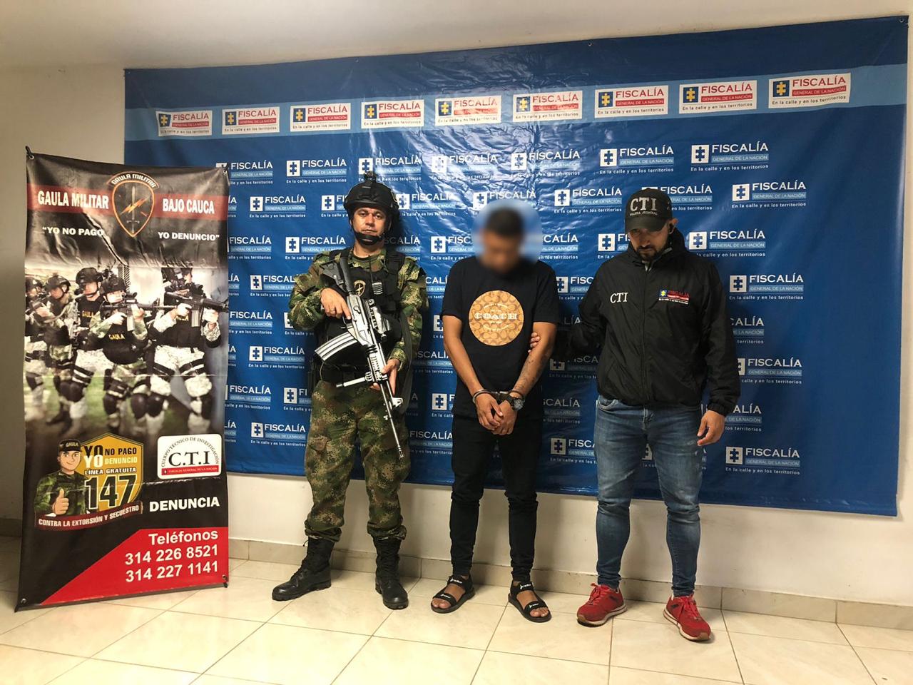 En Zaragoza, Antioquia, Ejército y Fiscalía capturan a alias Kaleth, presunto cabecilla financiero del Clan del Golfo. Foto: Cortesía Fiscalía.