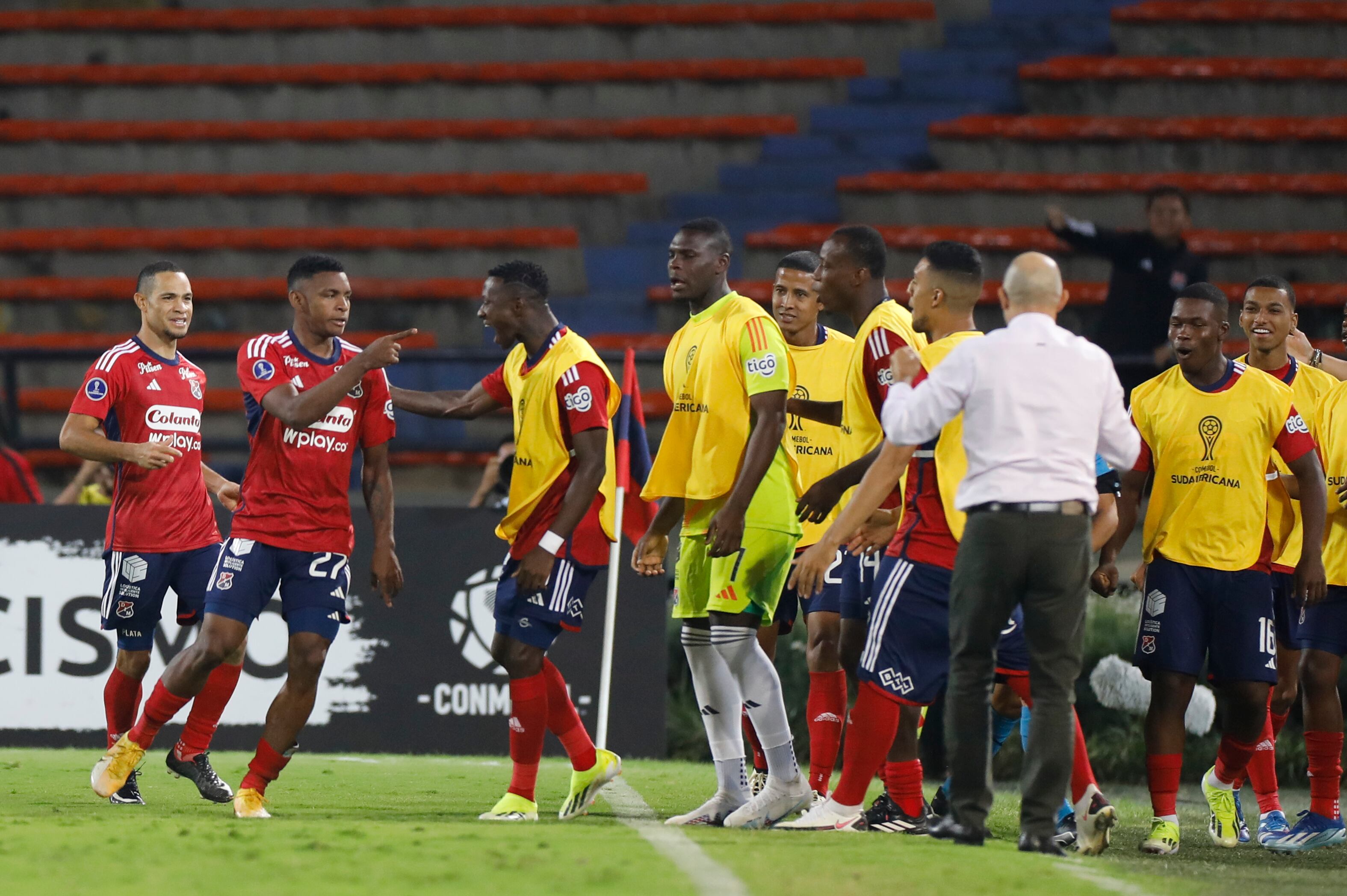Jugadores de Medellín celebran en un partido de la fase de grupos de la Copa Sudamericana contra César Vallejo, en el estadio Atanasio Girardot en Medellín (Colombia). EFE/ Luis Eduardo Noriega Arboleda