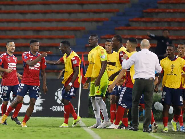 Jugadores de Medellín celebran en un partido de la fase de grupos de la Copa Sudamericana contra César Vallejo, en el estadio Atanasio Girardot en Medellín (Colombia). EFE/ Luis Eduardo Noriega Arboleda