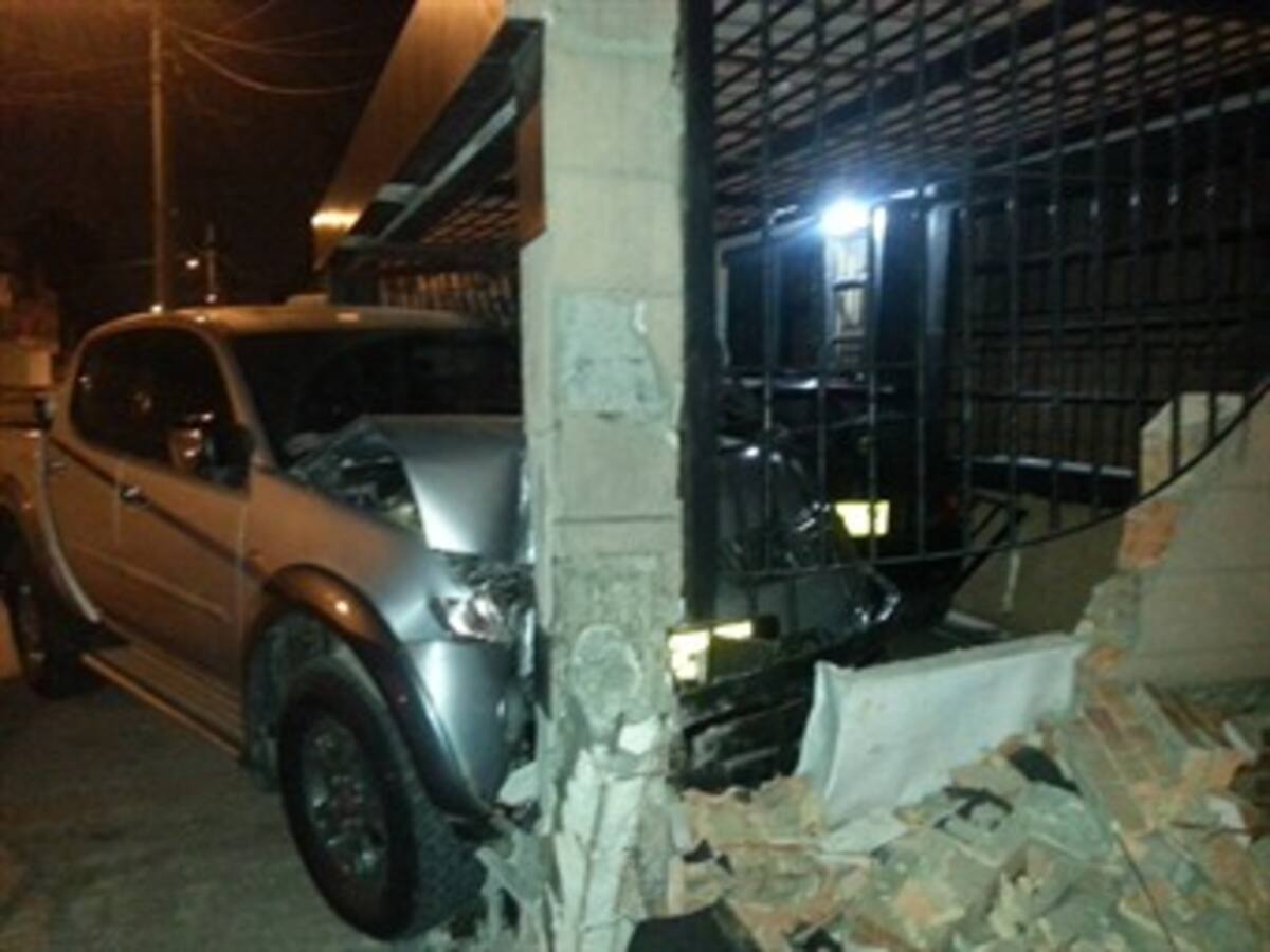 Un hombre al parecer borracho chocó su camioneta contra una vivienda