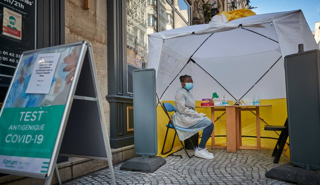 Toma de pruebas contra el coronavirus en Europa.   Foto: Getty 