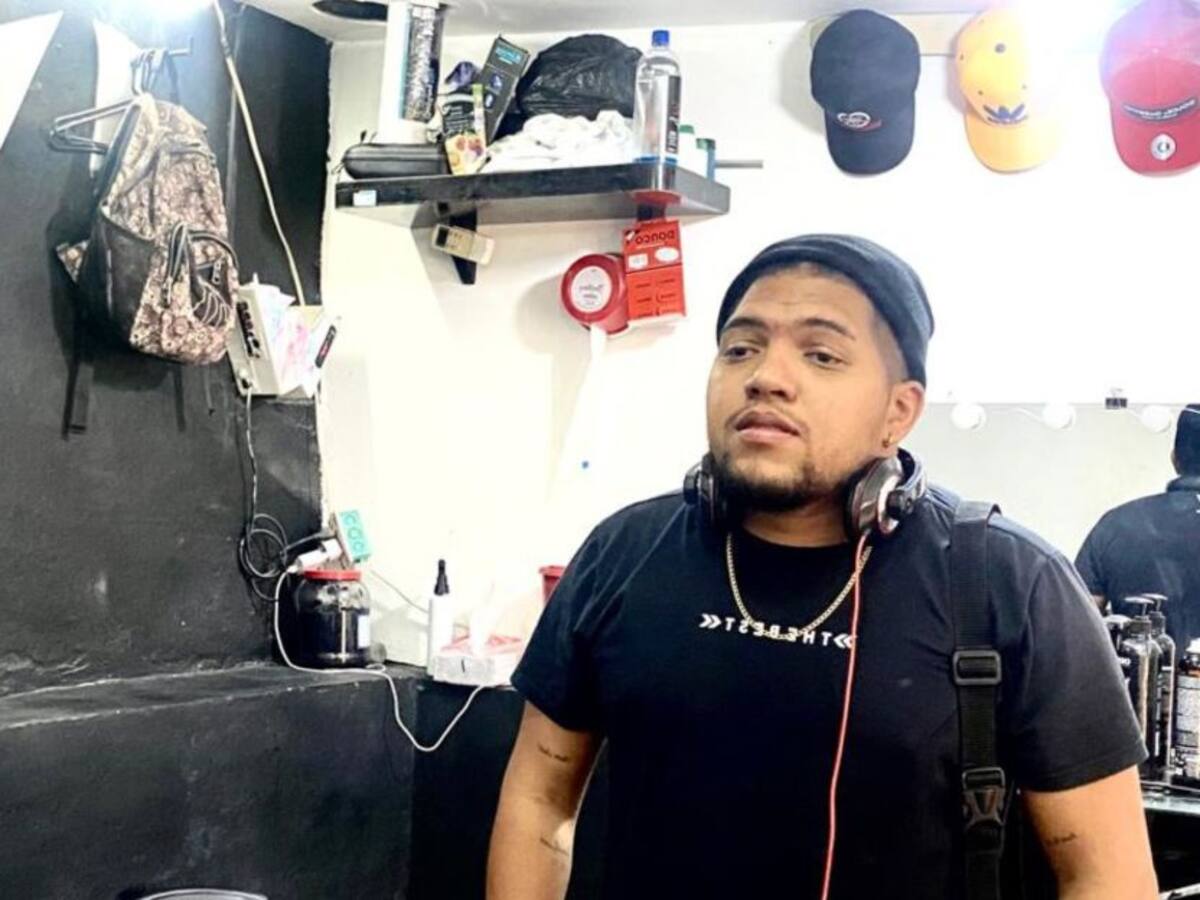Barbero inicia cruzada para salvar bigotes de los hombres en Santa Marta