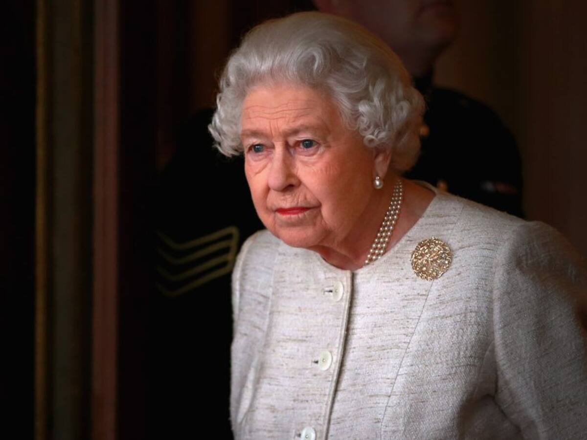 Reina Isabel II de Inglaterra contrajo COVID-19 con síntomas "leves"