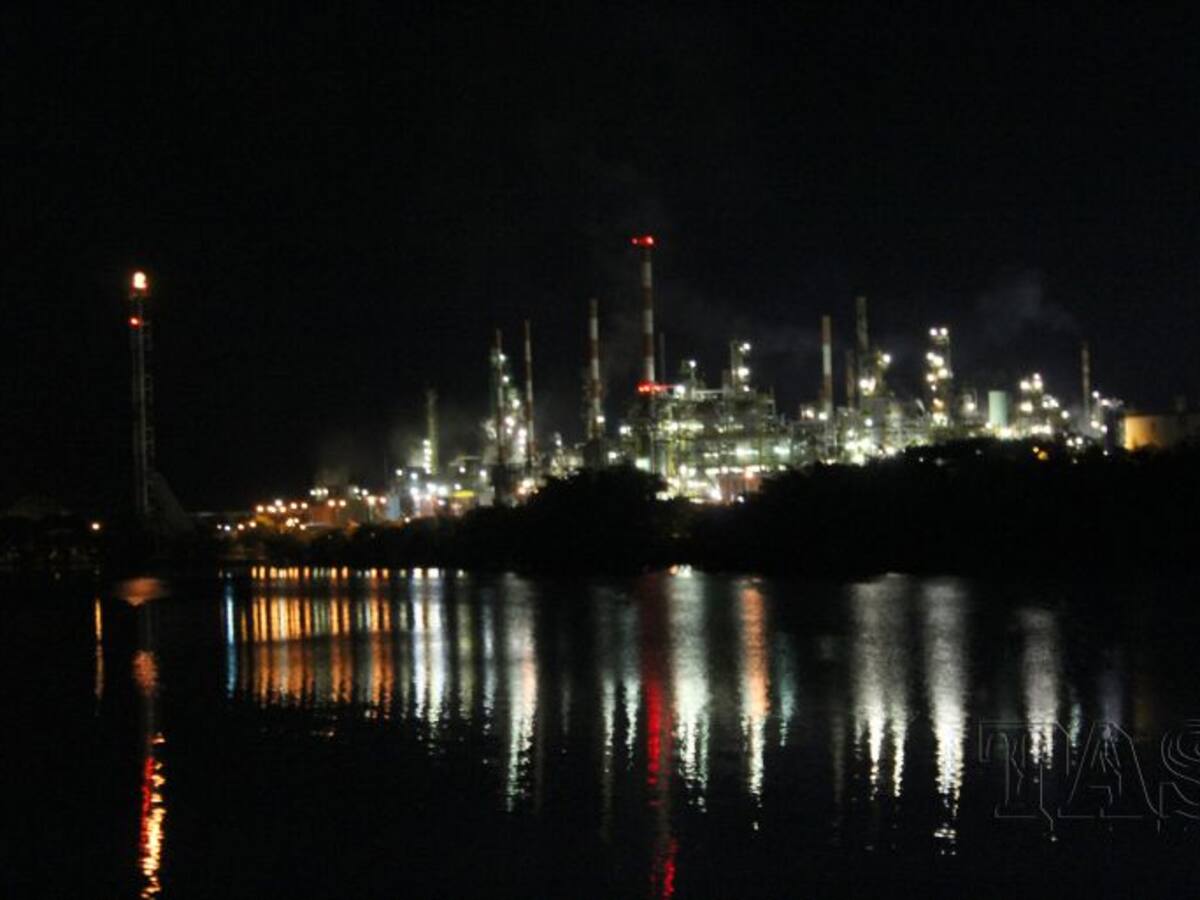 Protesta de trabajadores paraliza mantenimiento de refinería