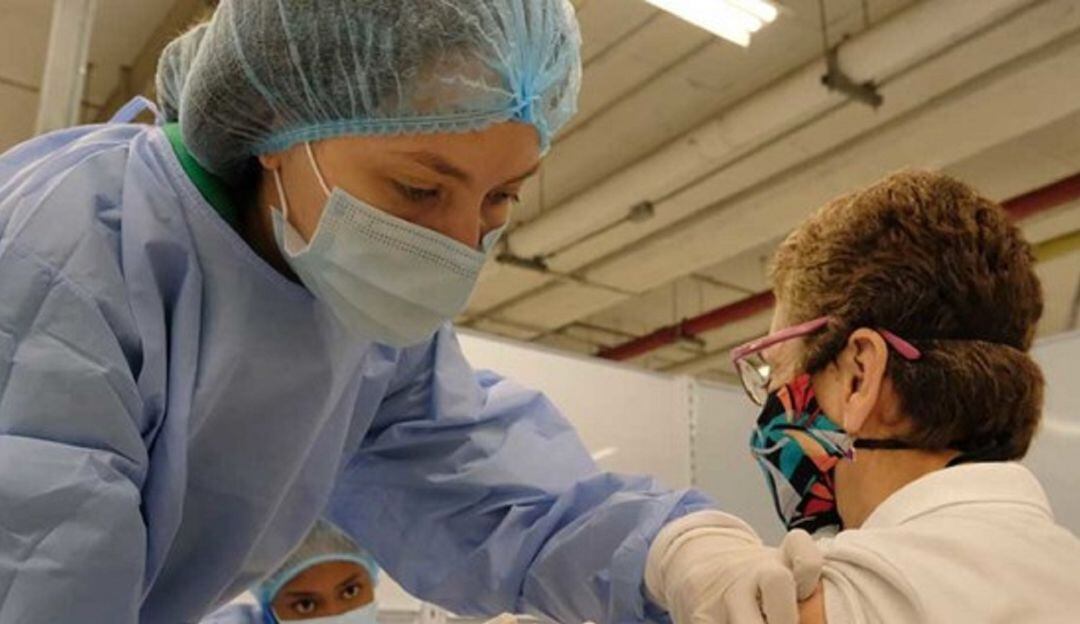 Según las autoridades de salud de Cali, se siguen adelantando estrategias para llevar la vacunación a todas partes.