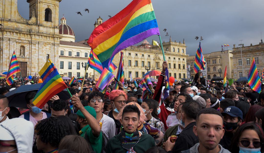 Miles de personas se reúnen en una marcha para celebrar el día internacional del orgullo LGBTI