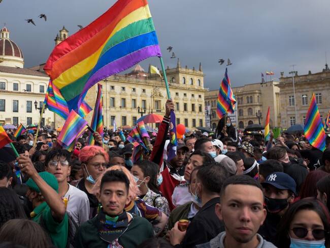 Miles de personas se reúnen en una marcha para celebrar el día internacional del orgullo LGBTI