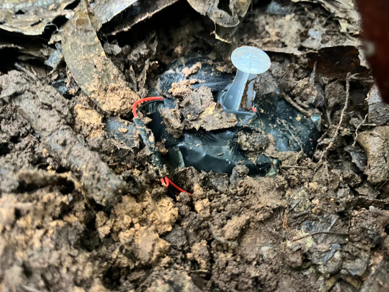 Explosivos improvisados incautados y destruidos de manera controlada por el Ejército Nacional durante operaciones militares en zonas rurales de Caquetá y Putumayo, para proteger a la población civil.