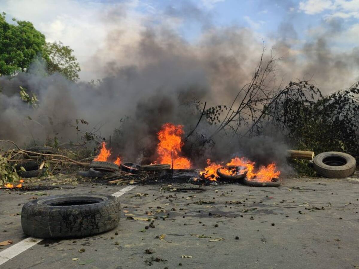 Más de 300 personas bloquearon la vía principal Turbo-Necoclí en Urabá