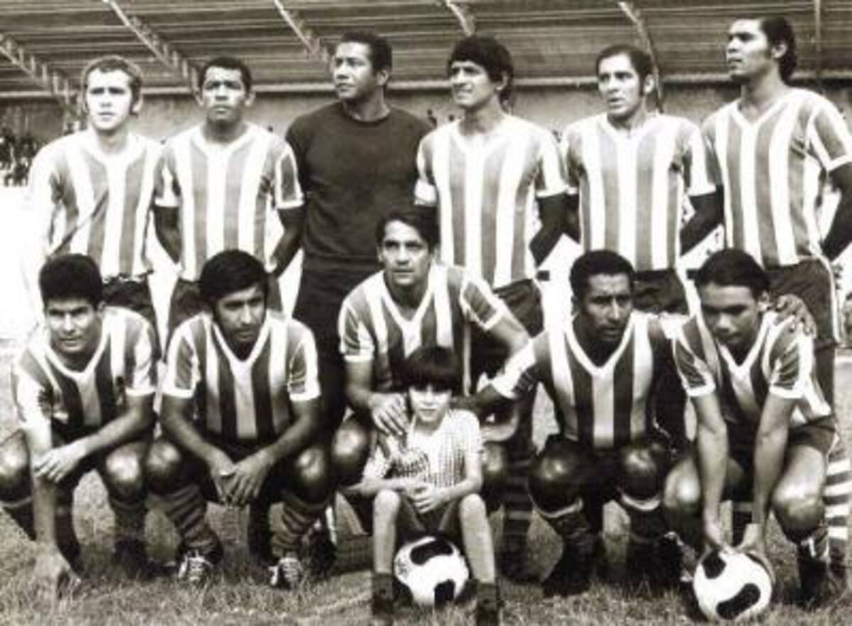 DEFENSOR DE URUGUAY CAMPEÓN DE 1976ARRIBBA DE IZQ-DER: Silva (Utilero), Gregorio Pérez, Francisco Salomón, Baudilio Jurégui, Fredy Clavijo, Bethoven Javier y Liber Arispe.ABAJO DE IZQ-DER: Luis Cubilla, José Gervasio Gómez, Pedro Graffigna, Pedro Álvarez y Rudy Rodriguez.