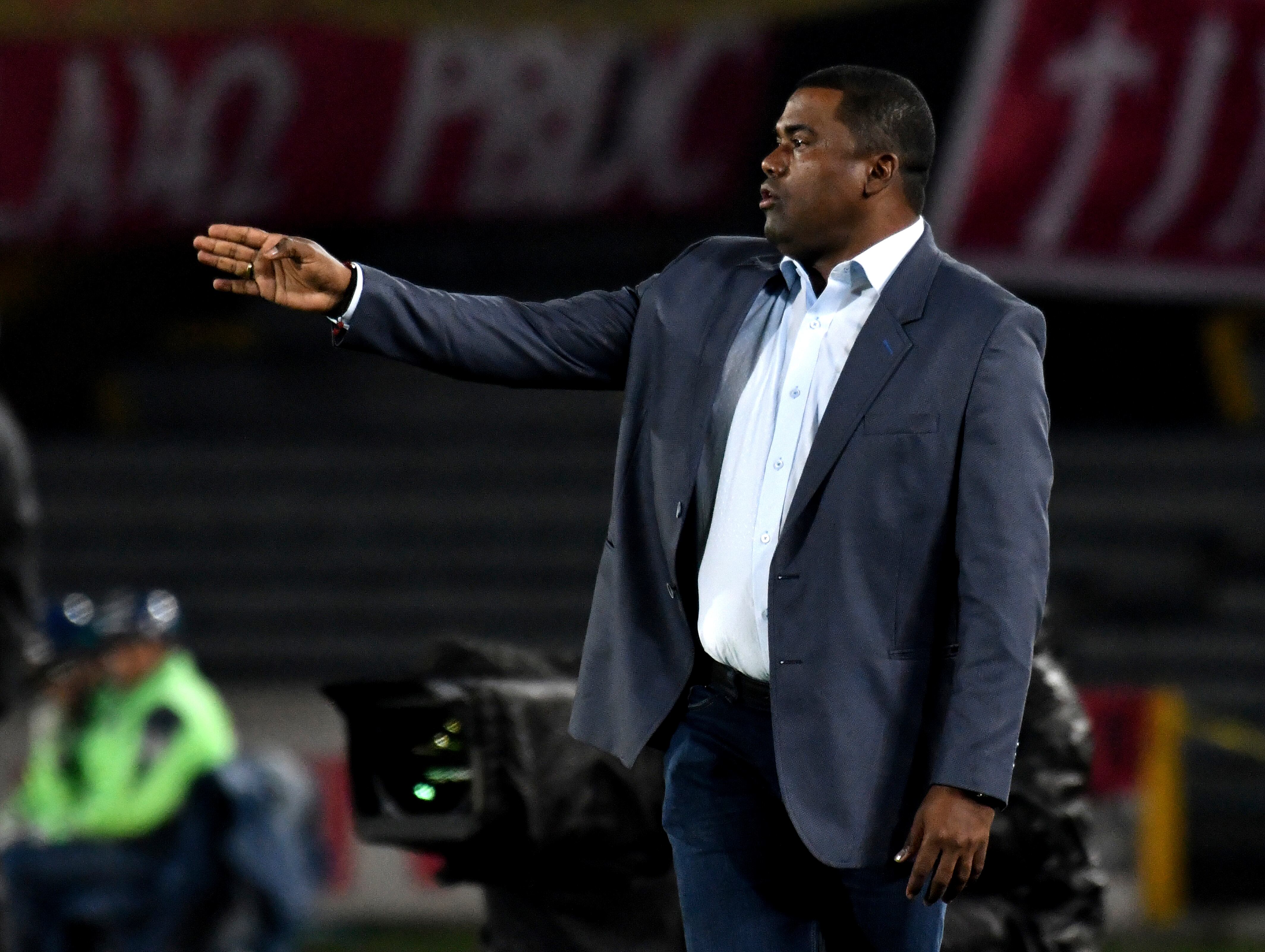 BOGOTA, COLOMBIA - NOVEMBER 30:  Hubert Bodhert, coach of Jaguares gestures during a match between Independiente Santa Fe and Jaguares F. C., as part of the quarterfinals for the Liga Aguila II 2017 at  Nemesio Camacho Stadium on November 30, 2017 in  Bogota, Colombia. (Photo by Luis Ramirez/Vizzor/Getty Images)