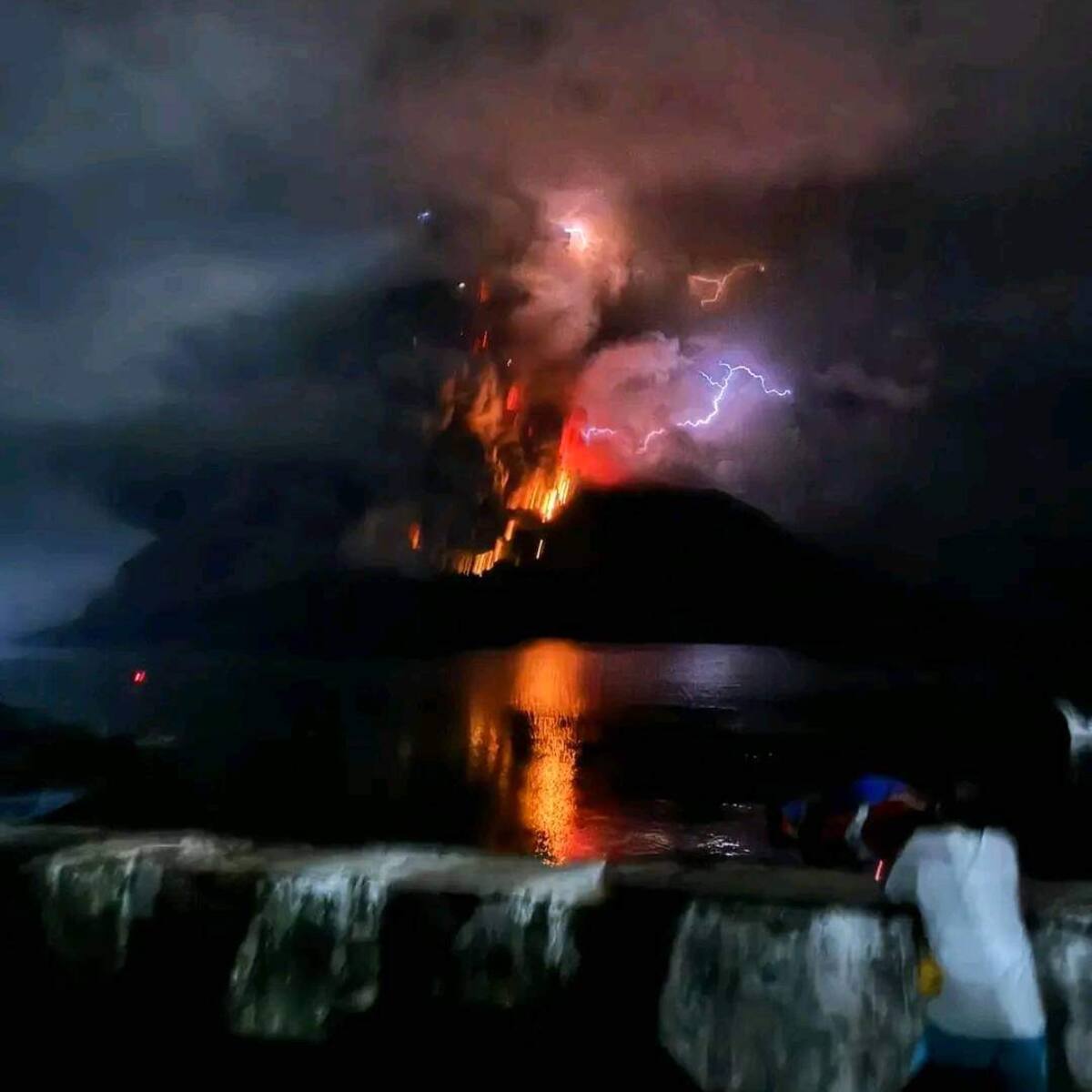 Impresionantes imágenes de la erupción del volcán Ruang | Indonesia advierte potencial tsunami