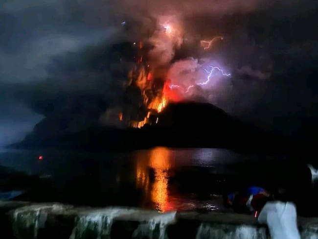Sitaro (Indonesia), 17/04/2024.-Erupción del volcán Ruang en Indonesia - EFE EFE/EPA/PVMBG