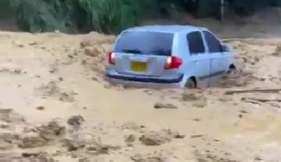 Vehículo represado por deslizamiento en San Antonio de Prado. Foto: alcaldía.