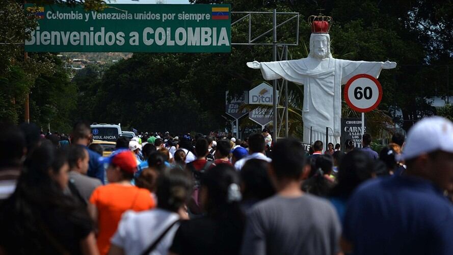 Venezolanos cruzando la frontera para comprar víveres. Foto: Agencia EFE