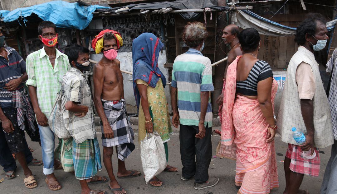 Habitantes de India a la espera de ayudas del gobierno