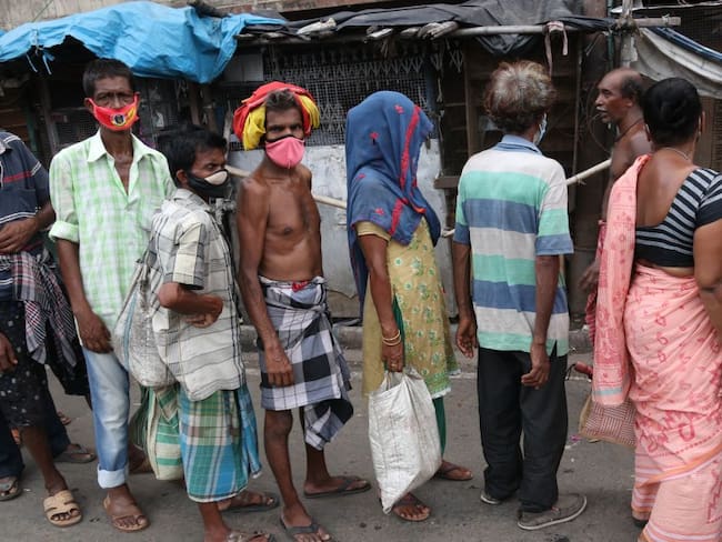 Habitantes de India a la espera de ayudas del gobierno