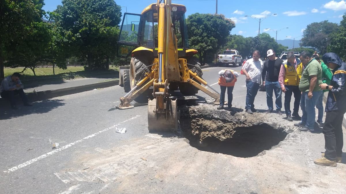 Por hundimiento súbito en la vía hay cierre total de la calzada occidental