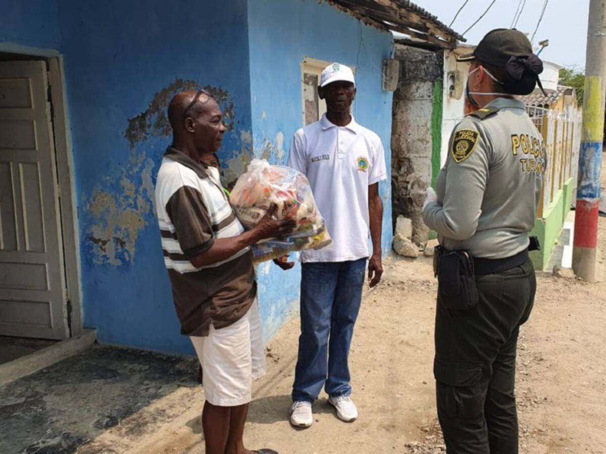 Emboladores del palito de caucho en el centro de Cartagena reciben ayudas