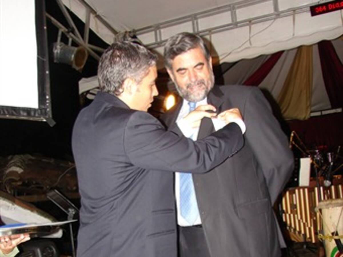 Condecorado Juan Piedra, director general de Caracol Radio