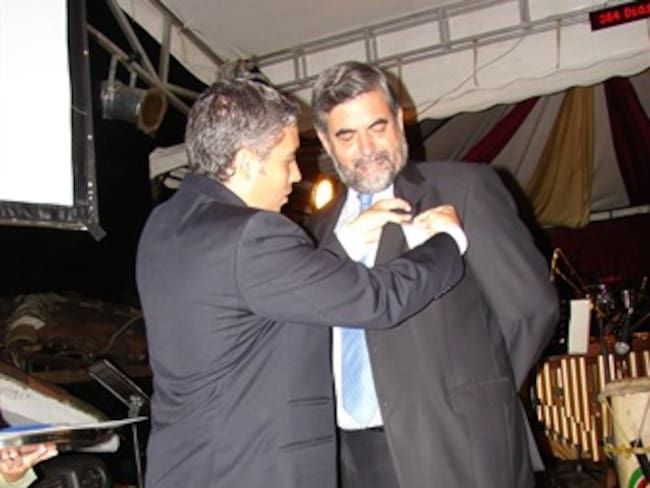 Condecorado Juan Piedra, director general de Caracol Radio