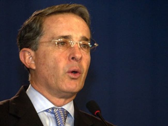 Uribe critica editorial del país de España sobre Santos