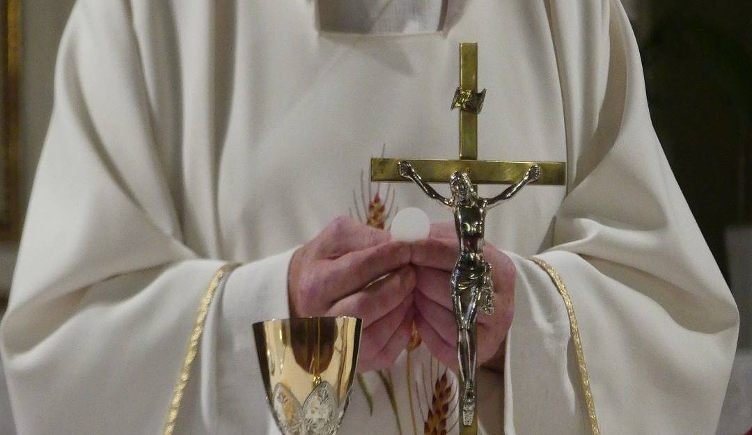 Cura apartado del cargo por señalamiento de abuso. Foto: Pixabay