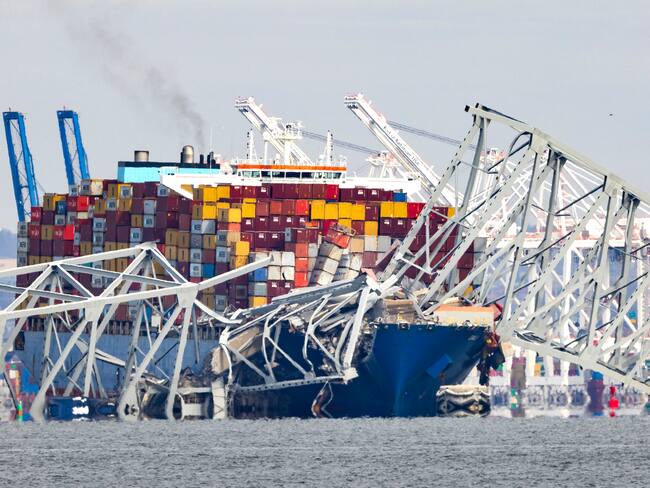 Baltimore (United States), 26/03/2024.- The Francis Scott Key Bridge rests partially collapsed after a cargo ship ran into it in Baltimore, Maryland, USA, 26 March 2024. The Maryland Department of Transportation (MDOT) confirmed that the Francis Scott Key Bridge collapsed due to a ship strike on 26 March. Two people were rescued while at least six others were still missing, the MDOT Secretary said in a press conference, adding that they are believed to be members of a construction crew working on the bridge at the time of the incident. EFE/EPA/JIM LO SCALZO