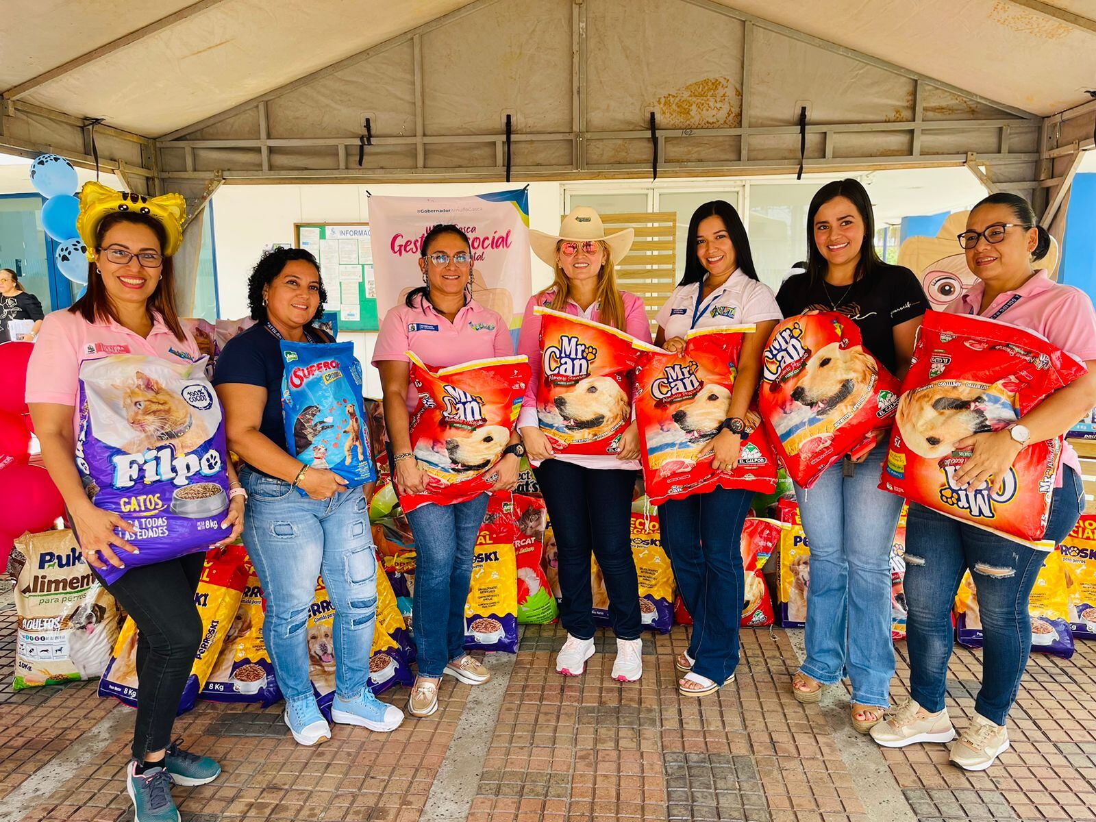 Gracias a los aportes de funcionarios, amigos, comerciantes, diversas entidades y comunidad que se acercó, se pudieron recolectar 3.680 kg. de alimento para perros y para gatos.