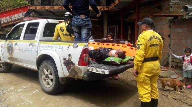 En el platón de la camioneta de los Bomberos y con su cabeza apoyada en una almohada transportaron a un hospital al motociclista accidentado en Marmato.