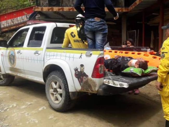 En el platón de la camioneta de los Bomberos y con su cabeza apoyada en una almohada transportaron a un hospital al motociclista accidentado en Marmato. 
