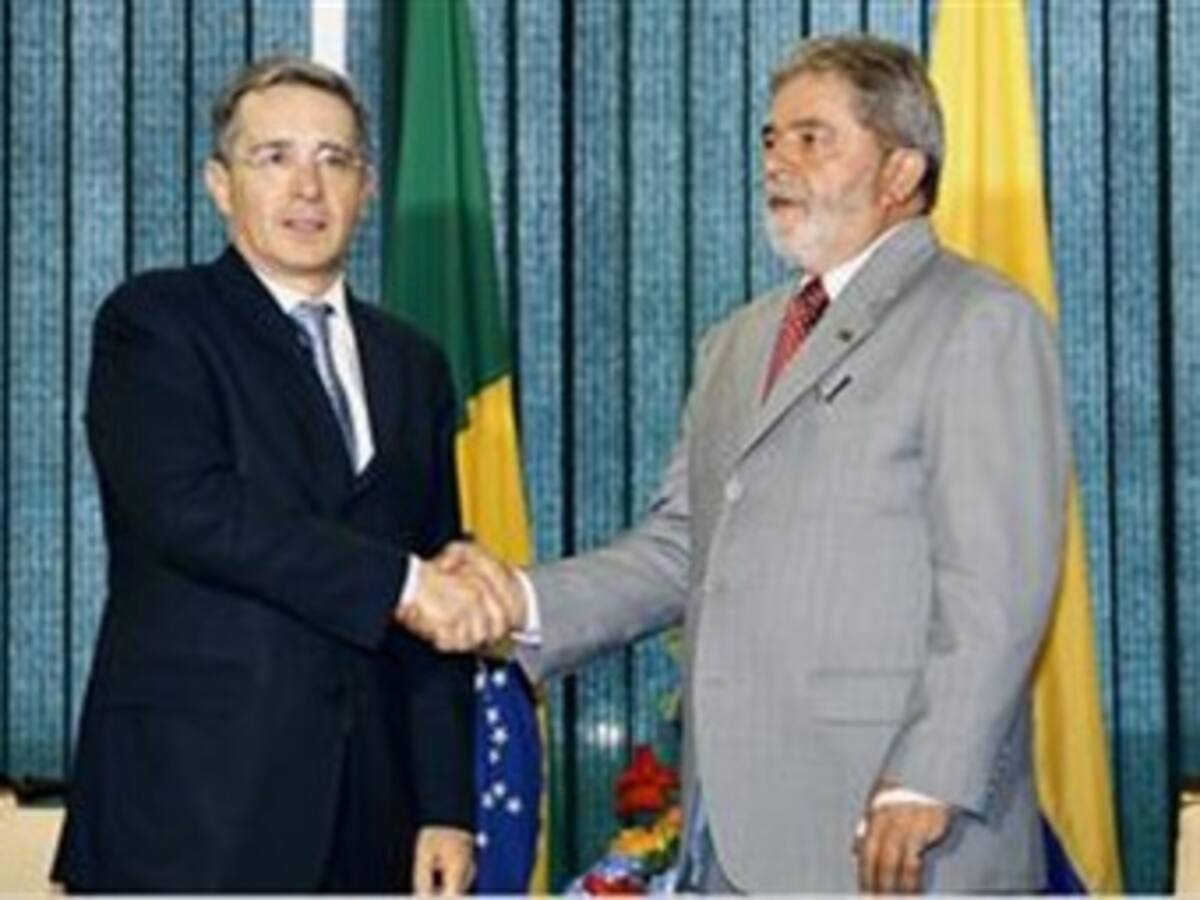 Lula recibe a Uribe en Brasilia con honores de Estado