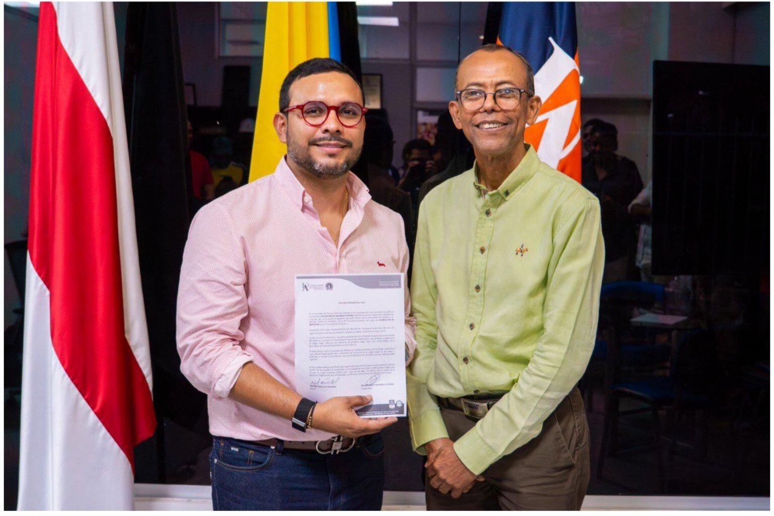 Wilson Quimbayo el día de su posesión como vicerrector de Bienestar Universitario junto al rector encargado, Rafael Castillo Pacheco