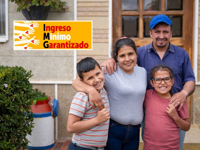 Familia colombiana abrazada / Ingreso Mínimo Garantizado (Getty Images)