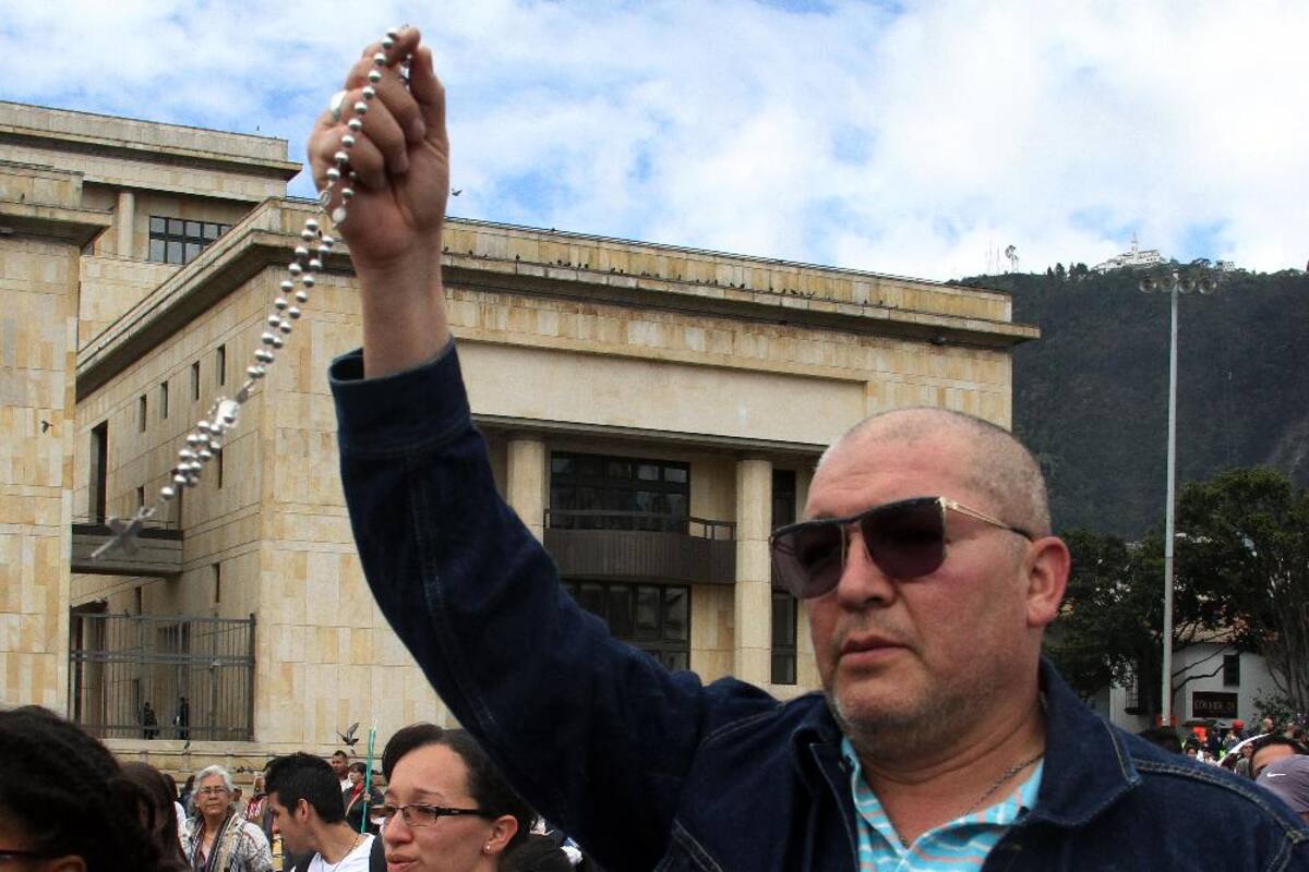 Concluyó en la Plaza de Bolívar la caminata que llevaba el lema "Con los pies en la tierra ganemos por la paz".