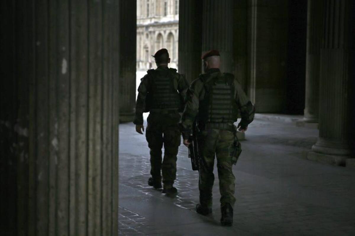 Monumentos como la Torre Eiffel son fuertemente custodiados. Los uniformados patrullan todas las ciudades luego de que Al Qaeda en Yemen amenazara con más ataques como el de París contra "infieles" a Mahoma. Foto: Efe