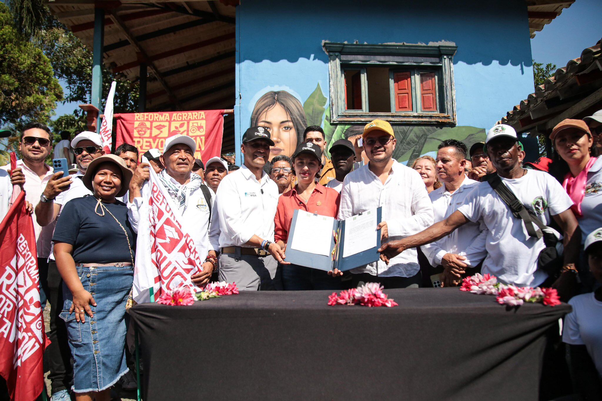 Entrega lote Miralindo (La Virginia, Risaralda) a campesinos - foto: cortesía Ministerio de Agricultura
