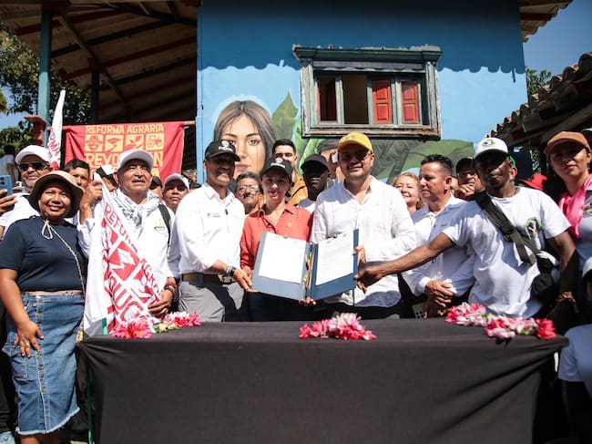 Entrega lote Miralindo (La Virginia, Risaralda) a campesinos - foto: cortesía Ministerio de Agricultura