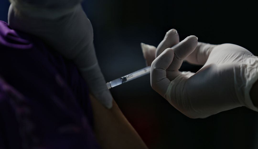 ¿Presidente y altos servidores públicos deben priorizarse en la vacunación?