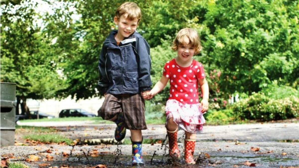 Para su proyecto, Stanton recorre las calles de Nueva York en busca de todo tipo de personas: desde parejas enamoradas hasta hombres solitarios, desde inmigrantes que apenas hablan inglés hasta las figuras más extravagantes de esta ciudad estadounidense. Los niños también le llaman la atención, como estos dos a quienes fotografió con el siguiente mensaje: "Lo único que uno necesita es agarrar una mano y pisotear un charco".