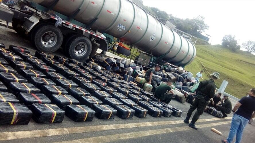 Incautan más de tres toneladas de marihuana creepy camuflada en camión cisterna. Foto: Policía