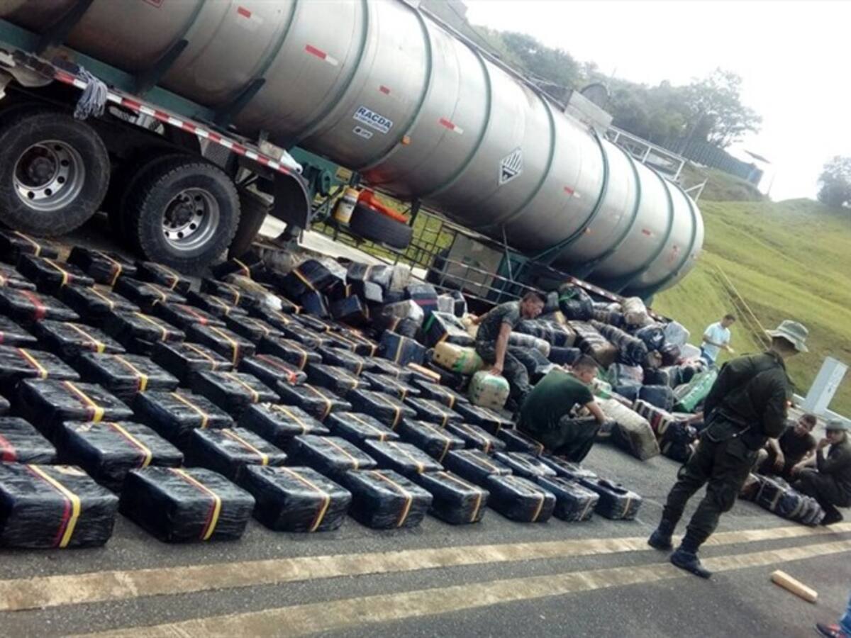 Incautan más de tres toneladas de marihuana creepy camuflada en camión cisterna