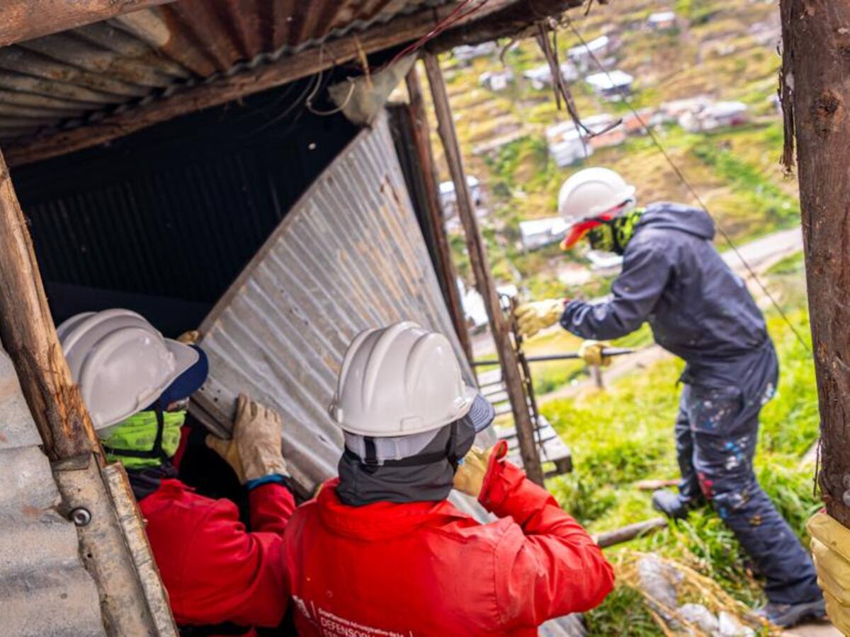 Desmantelan 80 estructuras ilegales deshabitadas en tres localidades de Bogotá