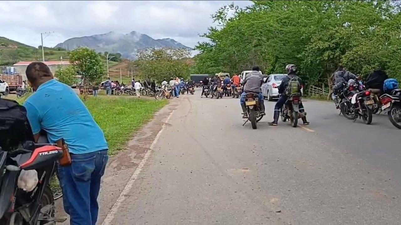 Unidades del Ejército Nacional acordonan el sector donde fue detonado de manera controlada un cilindro con bandera alusiva al ELN en La Plata, Huila.
