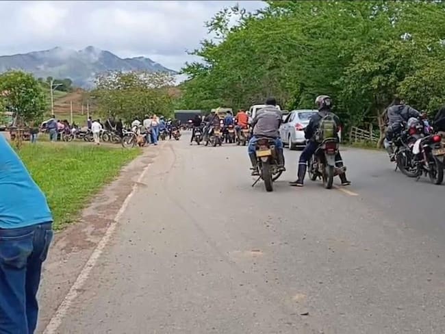 Unidades del Ejército Nacional acordonan el sector donde fue detonado de manera controlada un cilindro con bandera alusiva al ELN en La Plata, Huila.