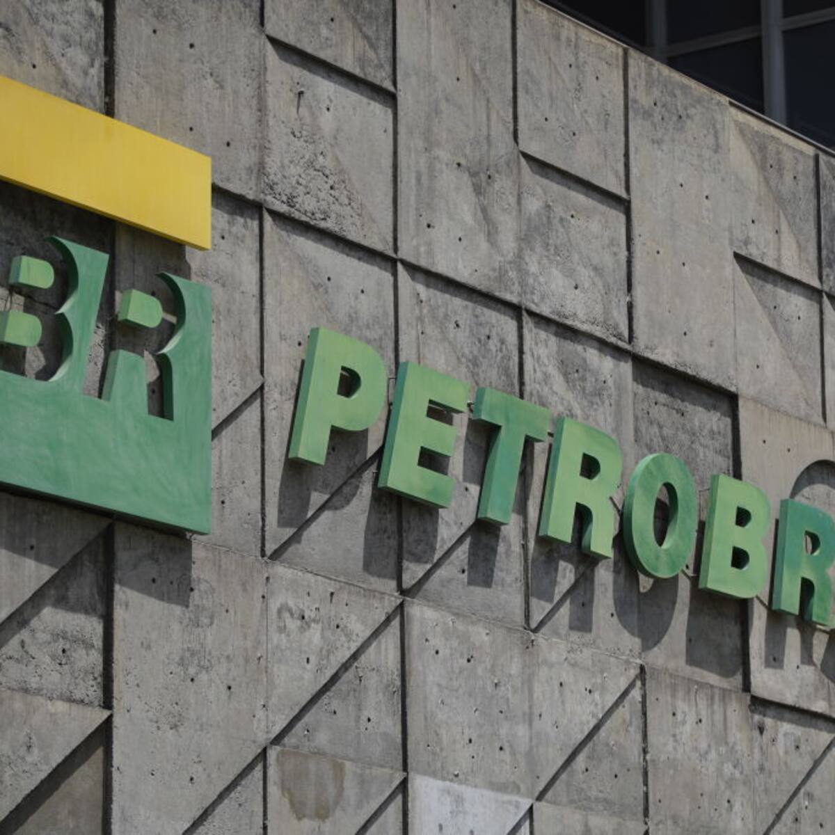 Multan a Petrobras por derrame de fluido tras perforación petrolera cerca del Amazonas