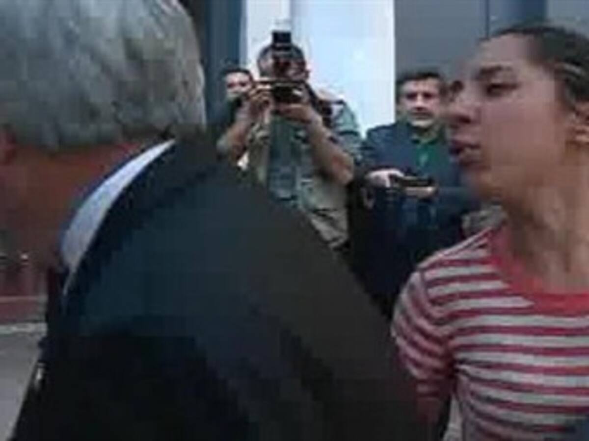 Mujer escupe a presidente Sebastián Piñera durante un acto público