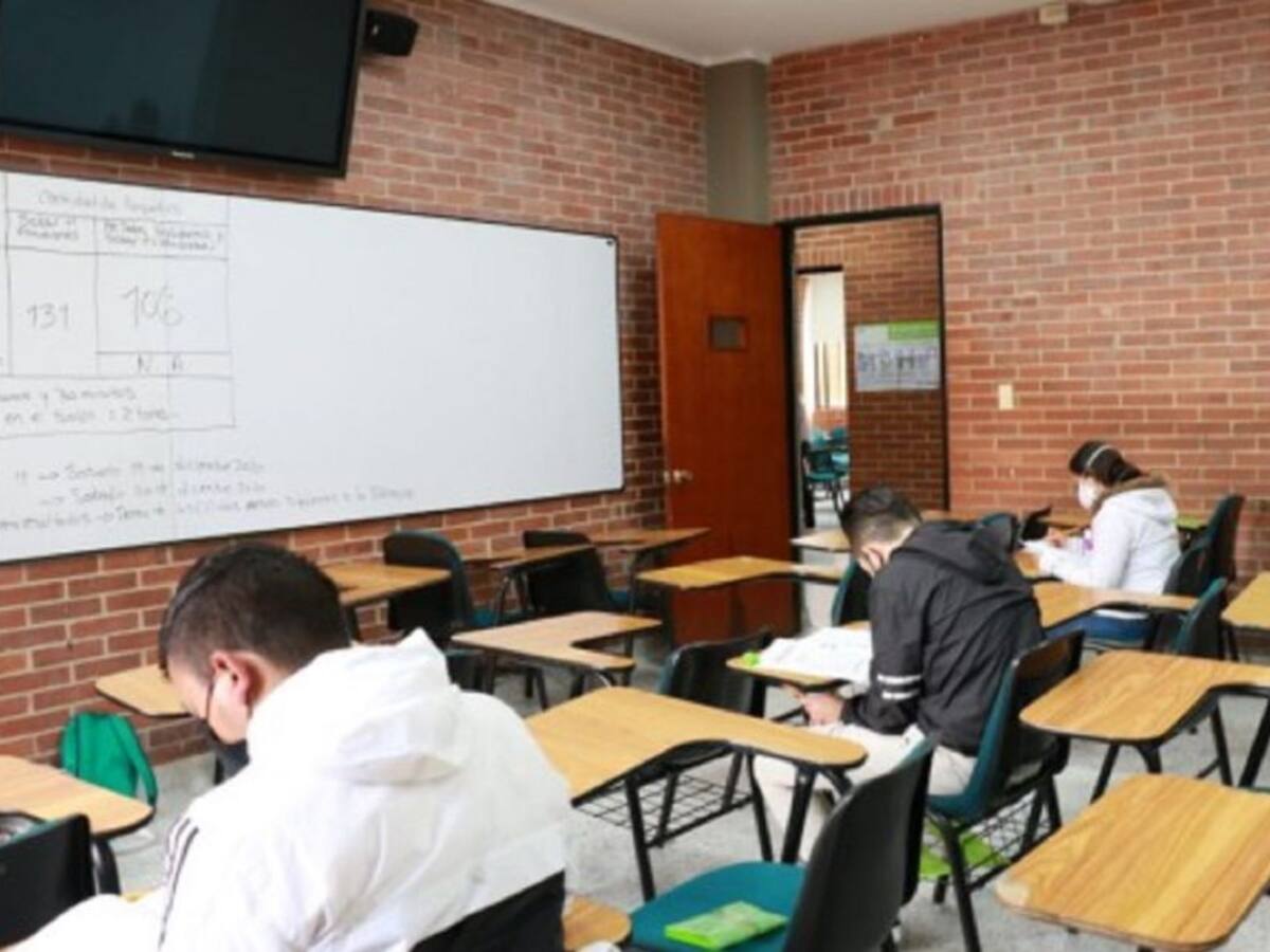 Rector fue suspendido por abusar de su cargo