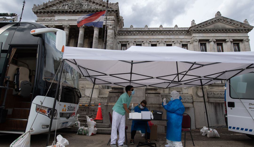 Toma de pruebas PCR a las afueras del congreso uruguayo en Montevideo.